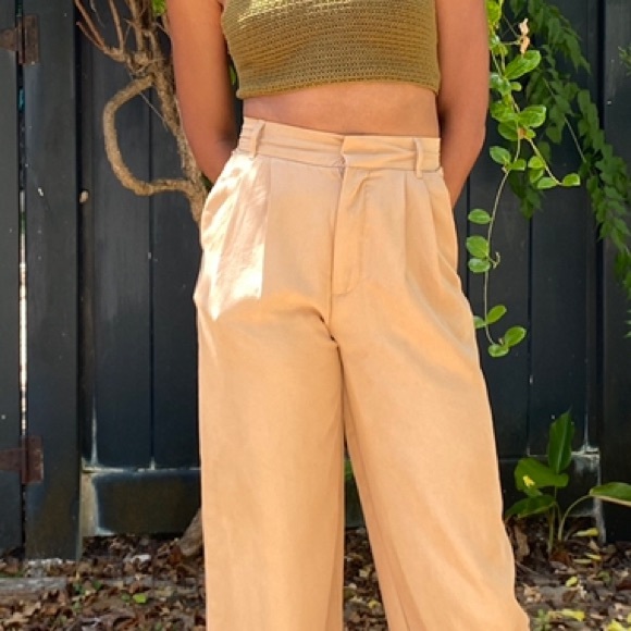 Beautiful texture pants that flow - snatches at waist - Picture 3 of 4